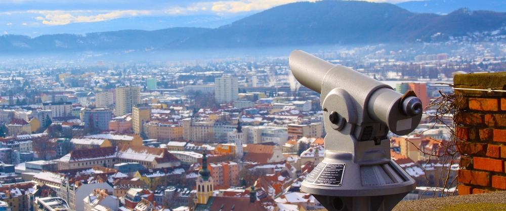 Panorámica aérea de Graz, Austria, una ciudad universitaria vibrante conocida por su arquitectura histórica y calidad de vida.